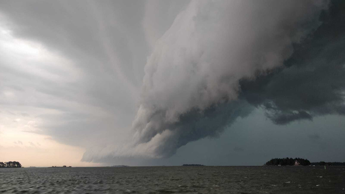 Ukkosmyrsky Suomenlahden yllä