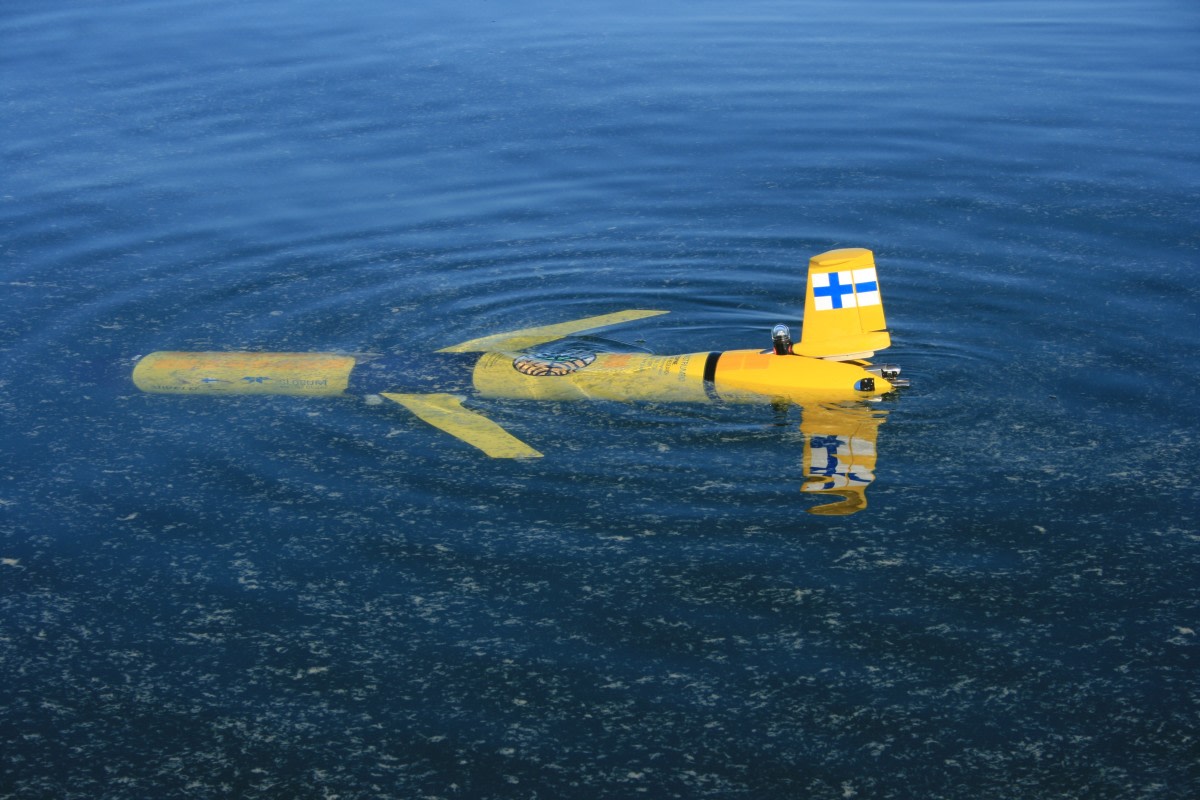 FMI Uivelo glider in a cyanobacteria bloom.