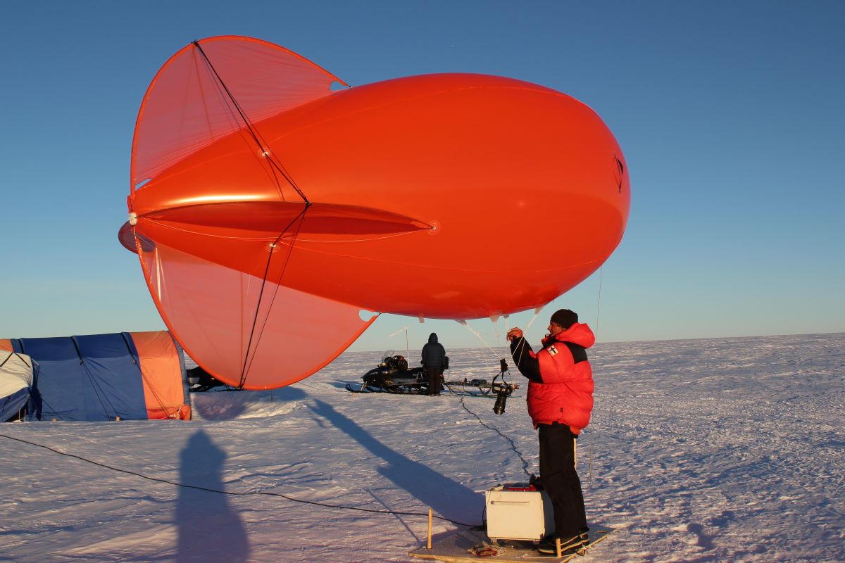 Sending a weather balloon at Aboa Research Station
