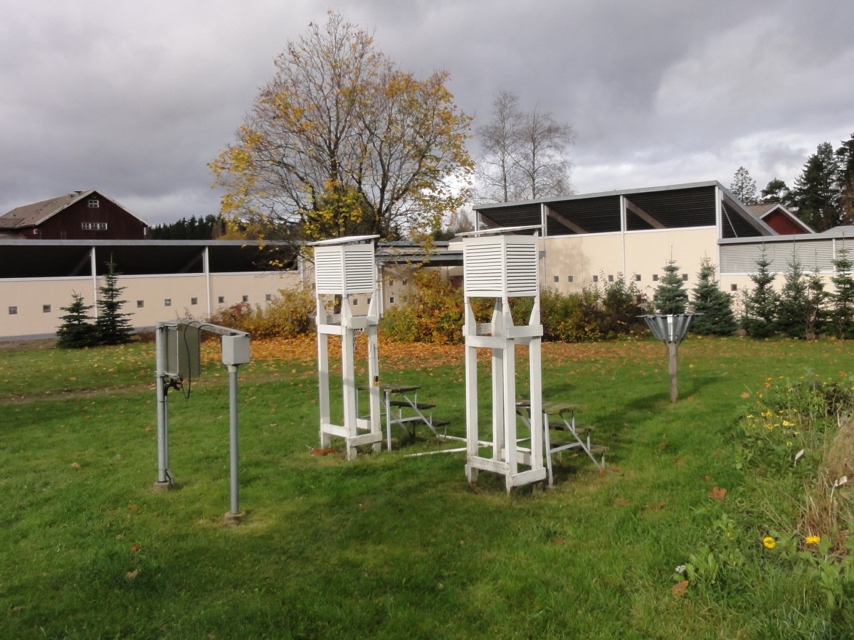 Temperature sensor is inside the radiation shield