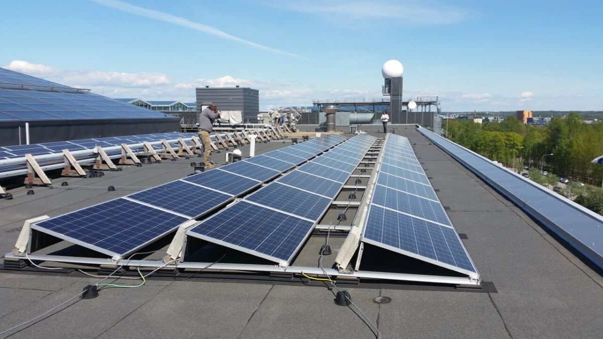A photograph of solar panels installed on the roof of the Finnish Meteorological Institute’s Kumpula facility.
