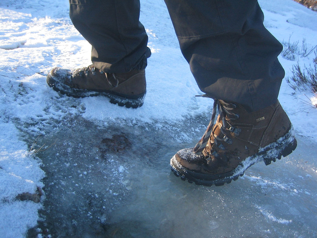 In slippery conditions, it is advisable to use shoes with a good grip.