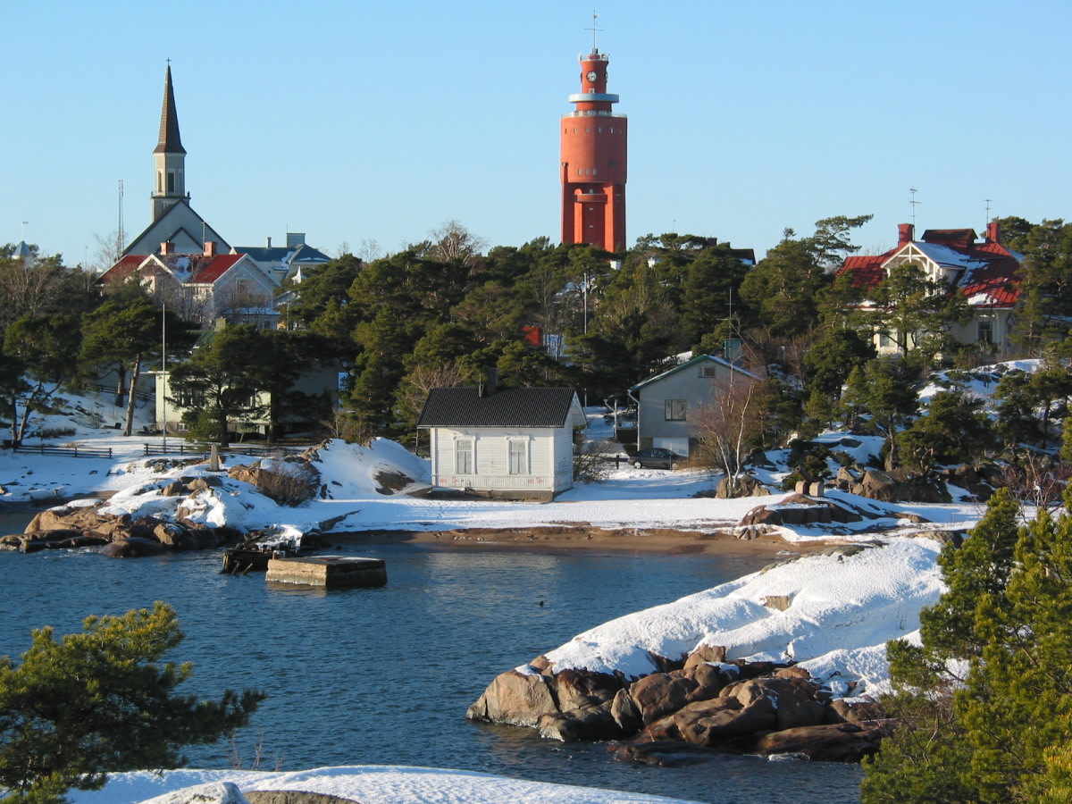 Open water in a bay and mareograph buildning on the shore.