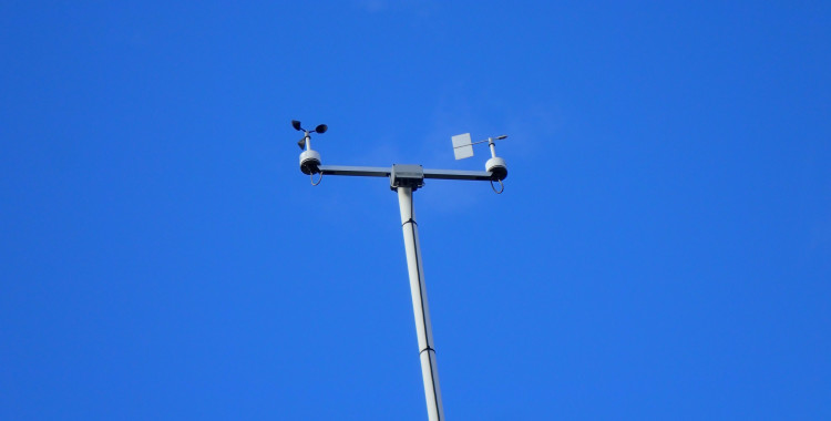Left side anemometer and right side vane