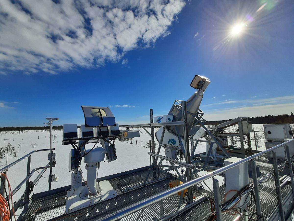 Measurement instrument on the scaffold of Sodankylä Halssinaapa