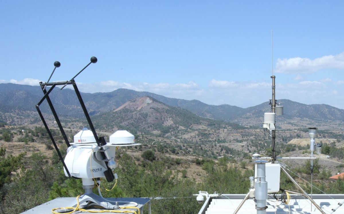 Delicate Instruments monitoring atmospheric composition in Cyprus, mountain view